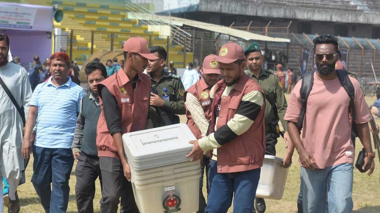 চট্টগ্রামে ভোটের প্রস্তুতি সম্পন্ন, কেন্দ্রে কেন্দ্রে পাঠানো হলো সরঞ্জাম 