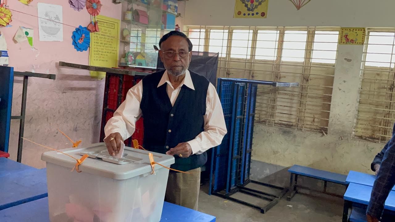 ভোট দিলেন কর্নেল অলি, ভোট দিয়ে কর্নেল অলি বললেন, ১১ দলীয় জোট সরকার গঠন করবে
