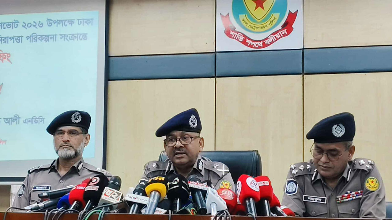 সাংবাদিকদের ওপর পুলিশি হামলা-মারধর, উত্তর এড়িয়ে গেলেন ডিএমপি কমিশনার