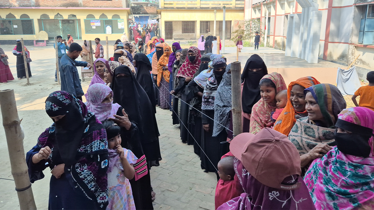 রাজবাড়ীতে ভোটকেন্দ্রে নারী ভোটারদের উপস্থিতি বেশি