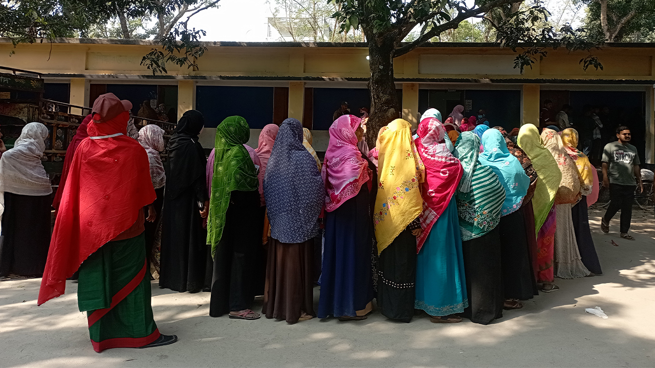 চাঁপাইনবাবগঞ্জে এক কেন্দ্রে তিন ঘণ্টায় ভোট পড়ল ৪৭৮