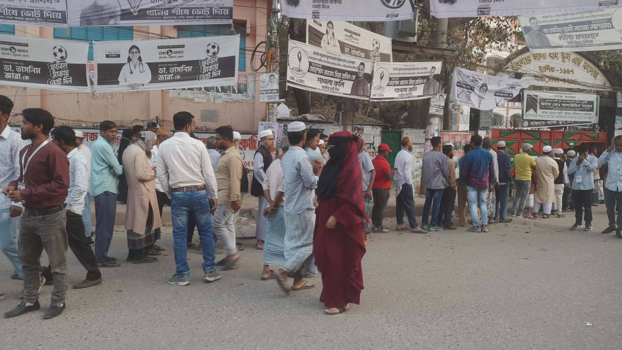 ঢাকা-৯ আসনে সকাল সকালই দীর্ঘ লাইনে ভোটারের ভিড়