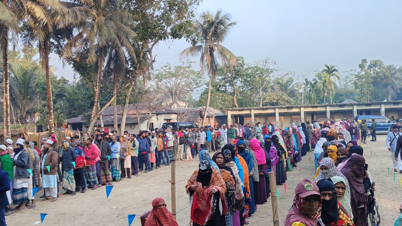 খুলনার ছয়টি আসনে ভোটগ্রহণ শুরু, ভোটারদের দীর্ঘ লাইন