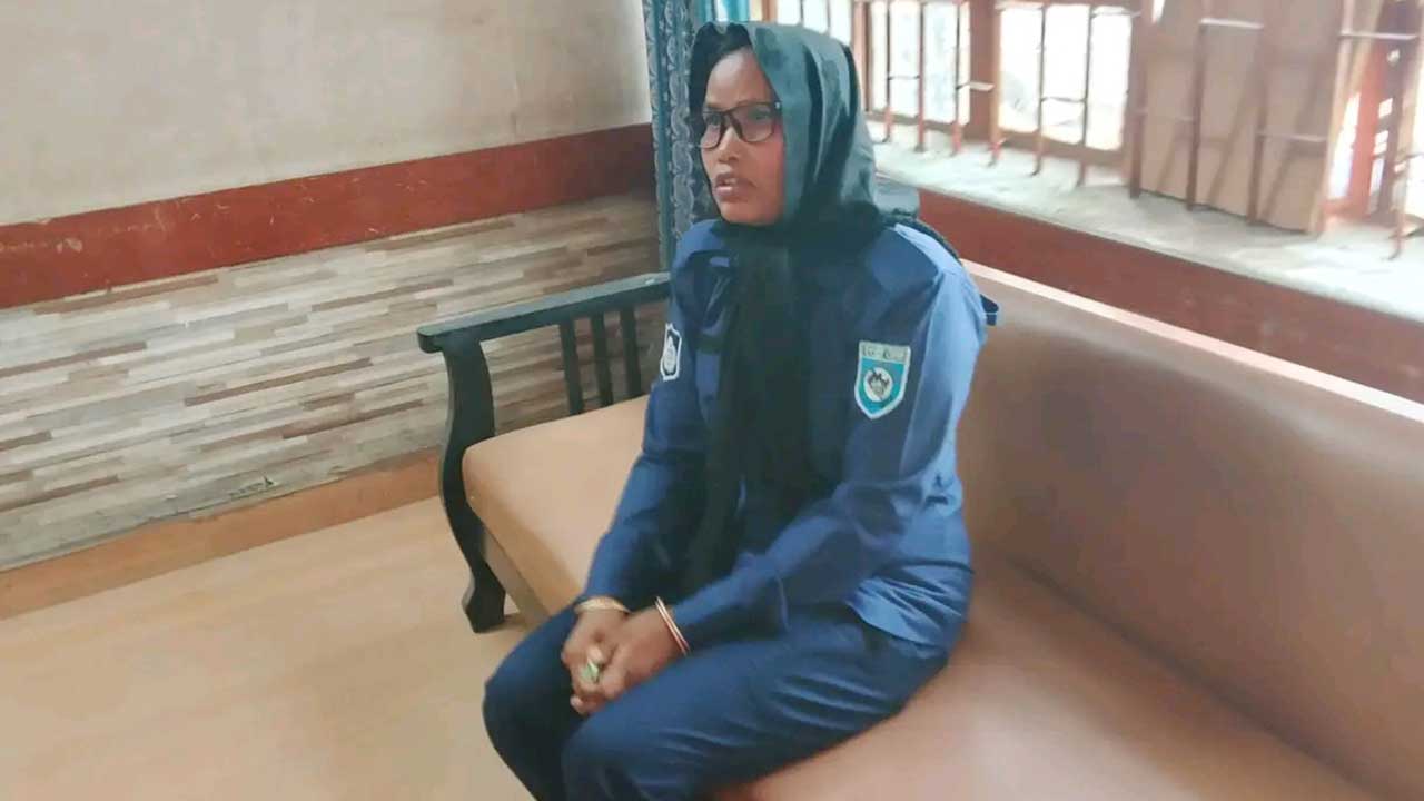 ভোটকেন্দ্রে পুলিশের পোশাক পরিহিত নারী আটক, পরিবারের কাছে হস্তান্তর