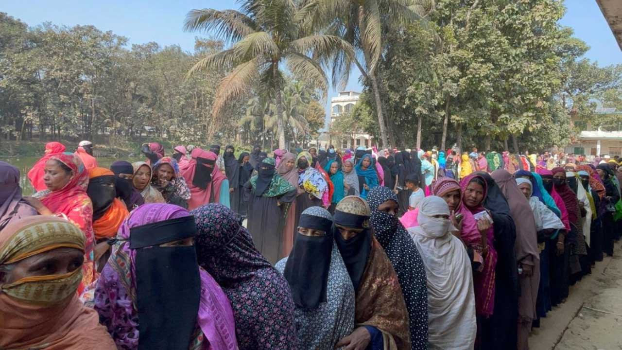 চট্টগ্রামের বিভিন্ন কেন্দ্রে ভোটারদের ঢল, বলছেন প্রত্যাশার কথা