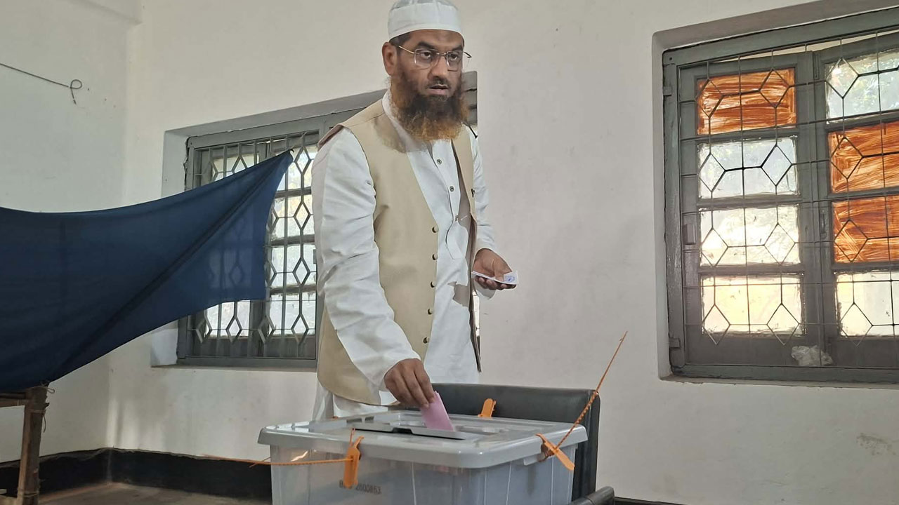 ভোট দিলেন মামুনুল হক