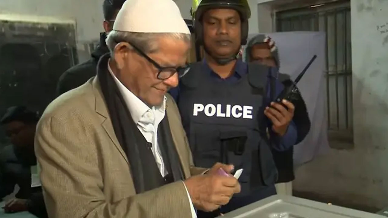 ভোট দিলেন মির্জা ফখরুল