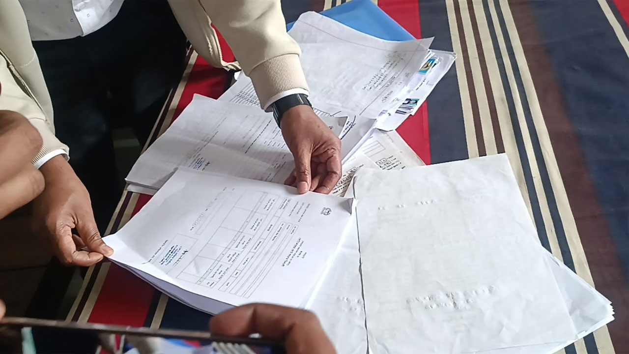 ভোট গণনার আগেই ফলাফল শিটে স্বাক্ষর, প্রিজাইডিং কর্মকর্তা প্রত্যাহার