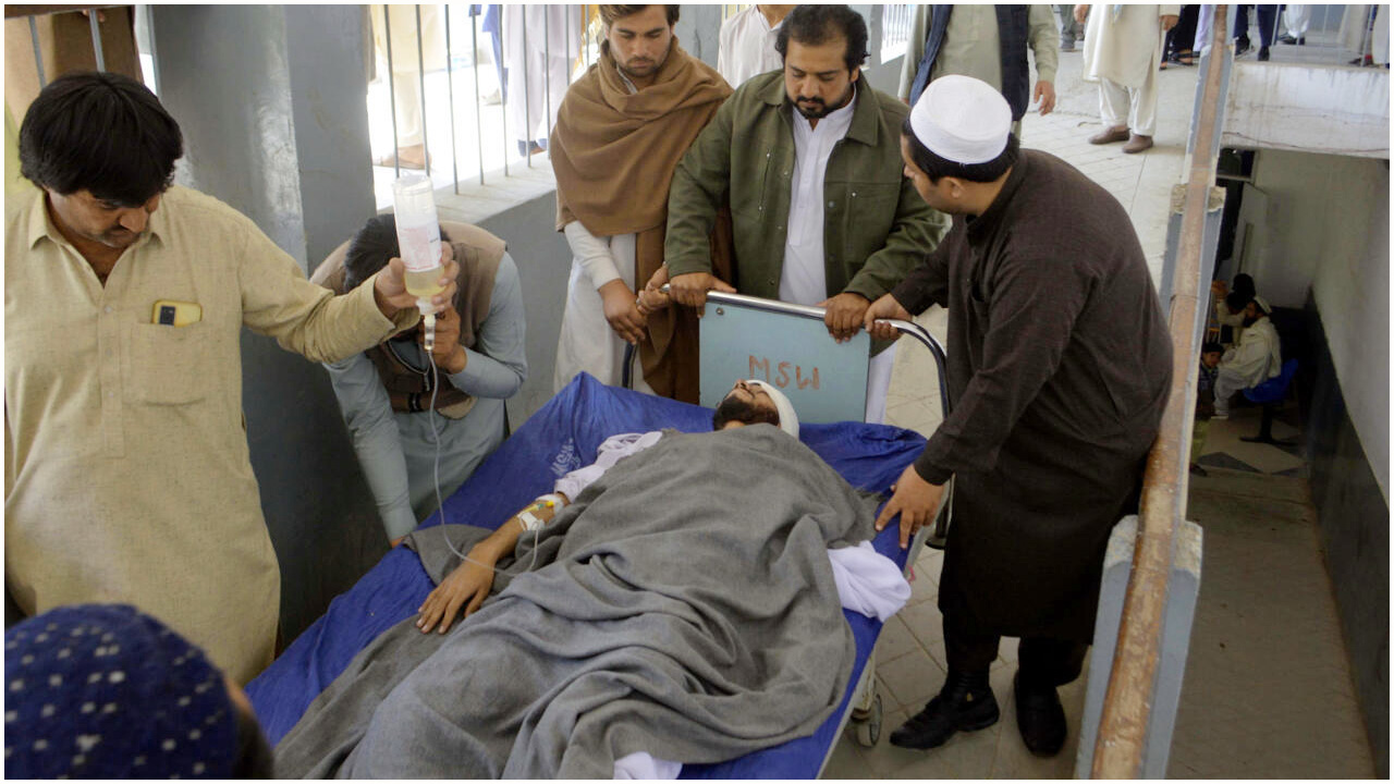 পাকিস্তানে জোড়া বোমা বিস্ফোরণ-গুলিতে নিহত অন্তত ১৭