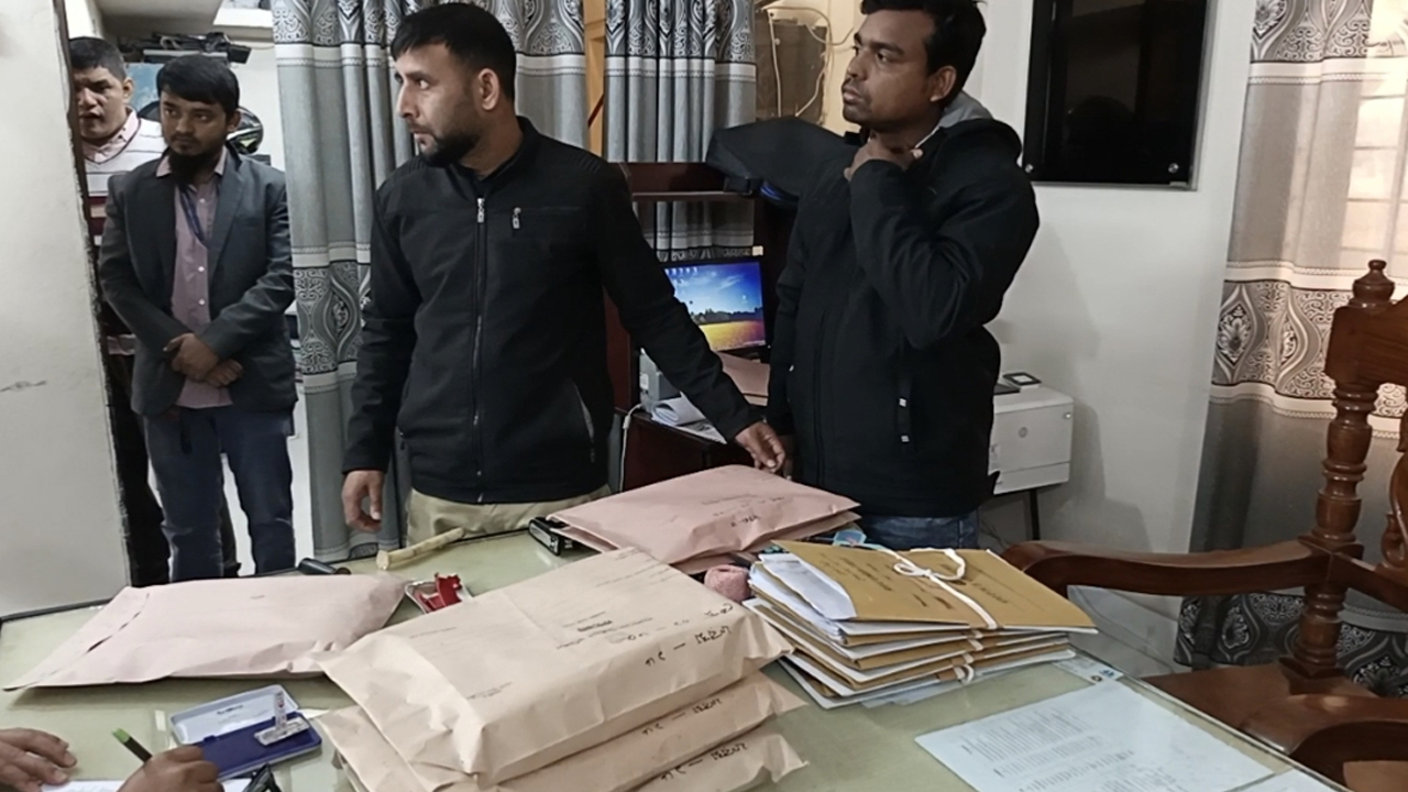 তথ্য ভুল থাকায় নাটোরে নির্বাচনের ফলাফল শিট জব্দ