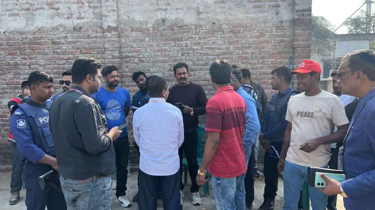 ভোটকেন্দ্রে প্রভাব বিস্তারের অভিযোগে পুলিশ হেফাজতে যুবদল নেতা