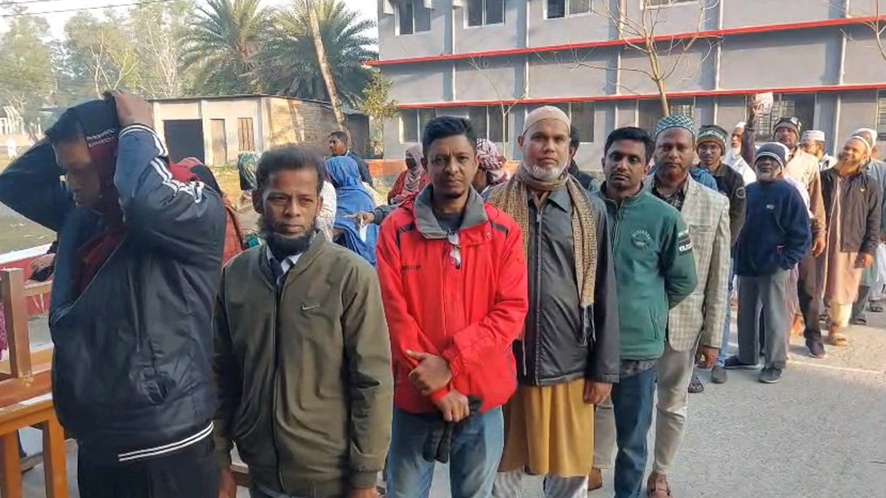 ঝালকাঠির দুই আসনের কেন্দ্রে কেন্দ্রে ভোটারদের ভিড়