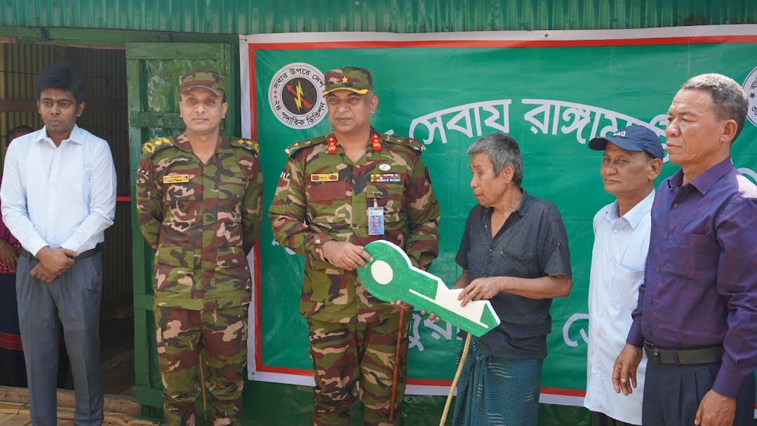 দুর্গম পাহাড়ে গৃহহীন অধিবাসীদের মুখে হাসি ফুটালো বাংলাদেশ সেনাবাহিনী