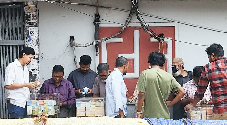 নতুন টাকার খোঁজে ক্রেতা, ফুটপাতে চড়া দাম