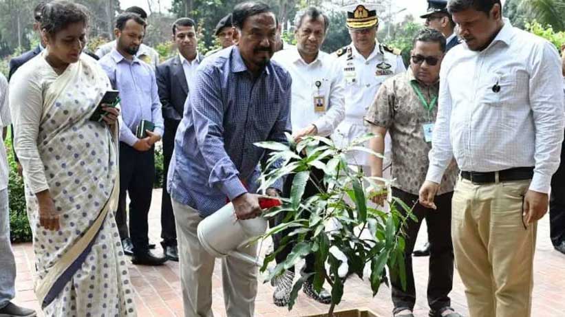 সংসদ প্রাঙ্গণে গাছ লাগালেন স্পিকার ও ডেপুটি স্পিকার