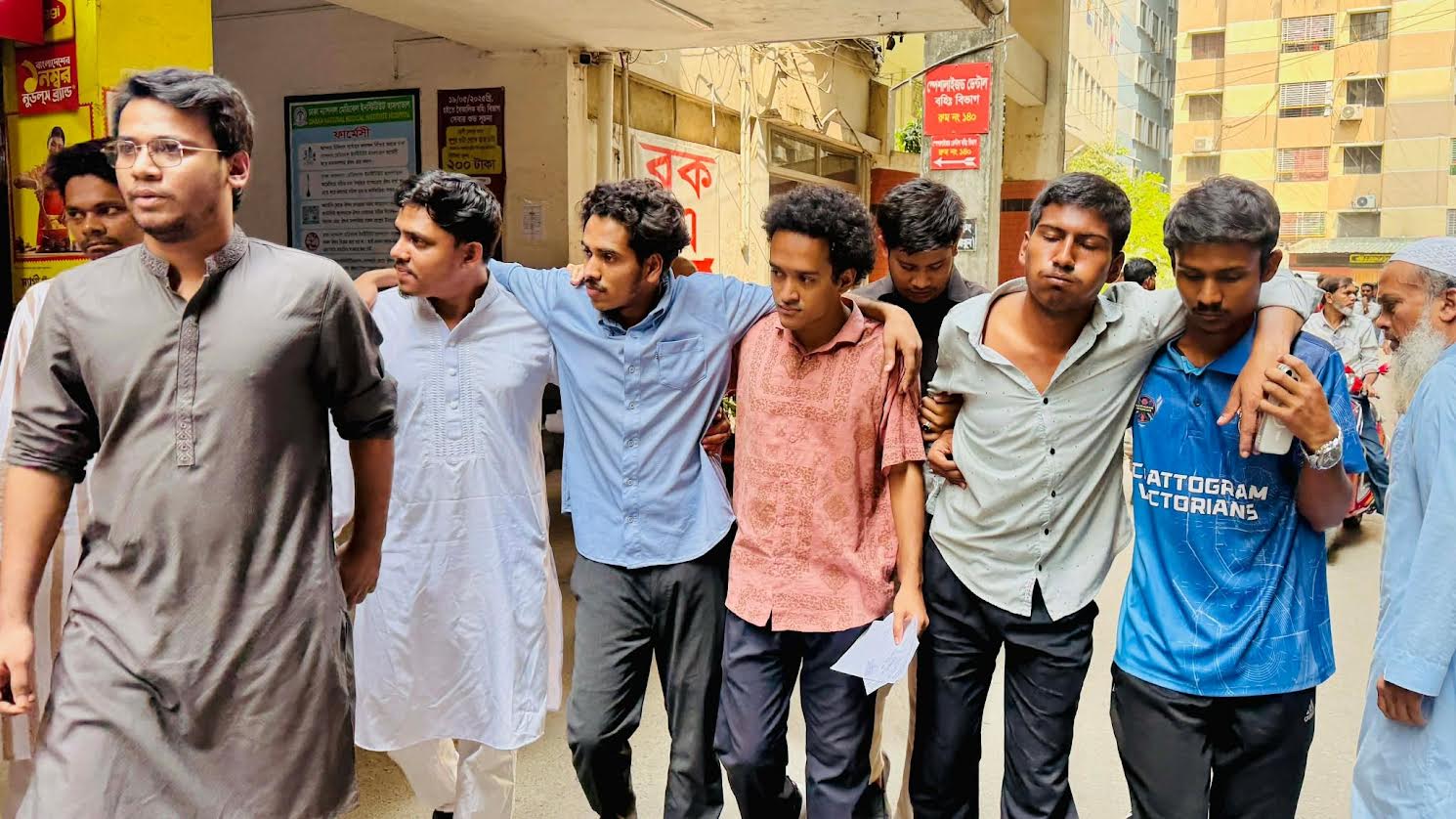 সংঘর্ষের ভিডিও করায় দুই সাংবাদিককে রড দিয়ে পেটালো কবি নজরুল কলেজ ছাত্রদল