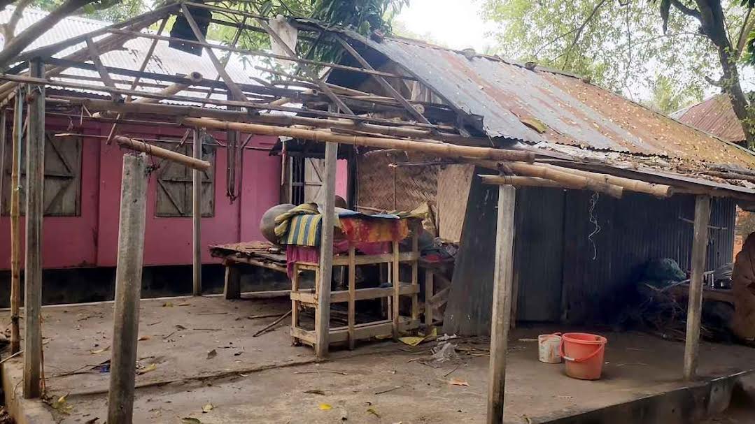 নড়াইলে টাকা না পেয়ে ঘরের টিন খুলে নিল পাওনাদার