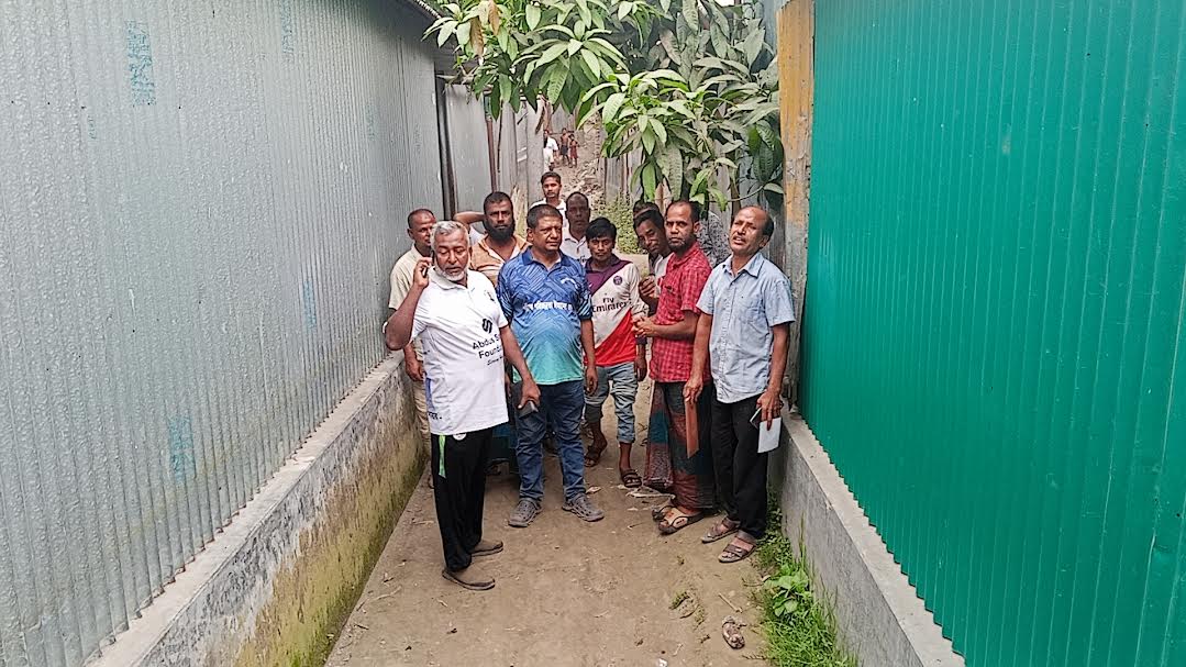 সিরাজগঞ্জে হোসেনপুর মোল্লা বাড়ীতে প্রায় ৩৫ মিটার রাস্তা নিজস্ব অর্থায়নে মাটি ভরাট করে দিলেন হাজী আব্দুস সাত্তার