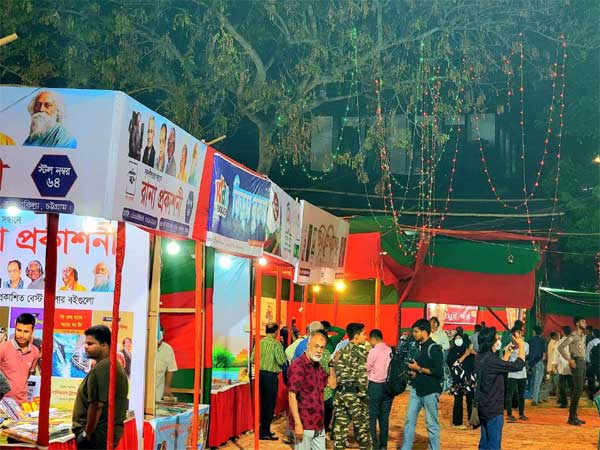 চট্টগ্রামের বইমেলায় বেড়েছে দর্শনার্থীর ভিড়, নববর্ষ ঘিরে আরও উৎসবমুখর হওয়ার প্রত্যাশা