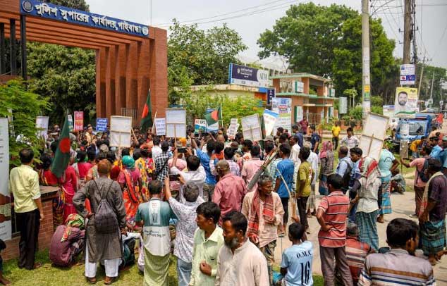 হামলার ঘটনায় আসামিদের বিচারের দাবিতে এসপি অফিসে শত শত সাঁওতালের অবস্থান