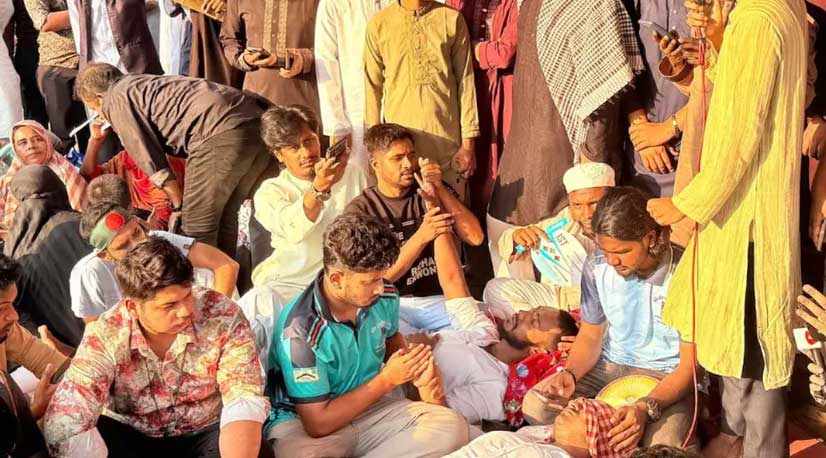 শহীদ পরিবারের অনুরোধে ৭২ ঘণ্টা পর অনশন ভাঙলেন শিক্ষার্থীরা