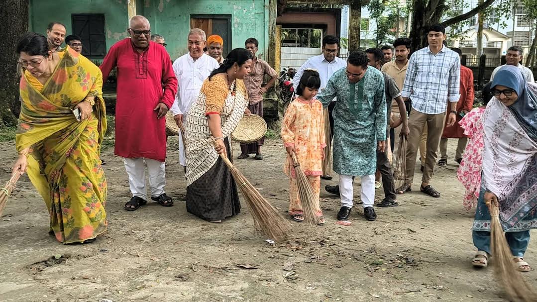 স্বাস্থ্যকর নগরী গড়তে কুড়িগ্রামে বিশেষ পরিচ্ছন্নতা অভিযান, ডেঙ্গু প্রতিরোধে সচেতনতার আহ্বান জেলা প্রশাসকের
