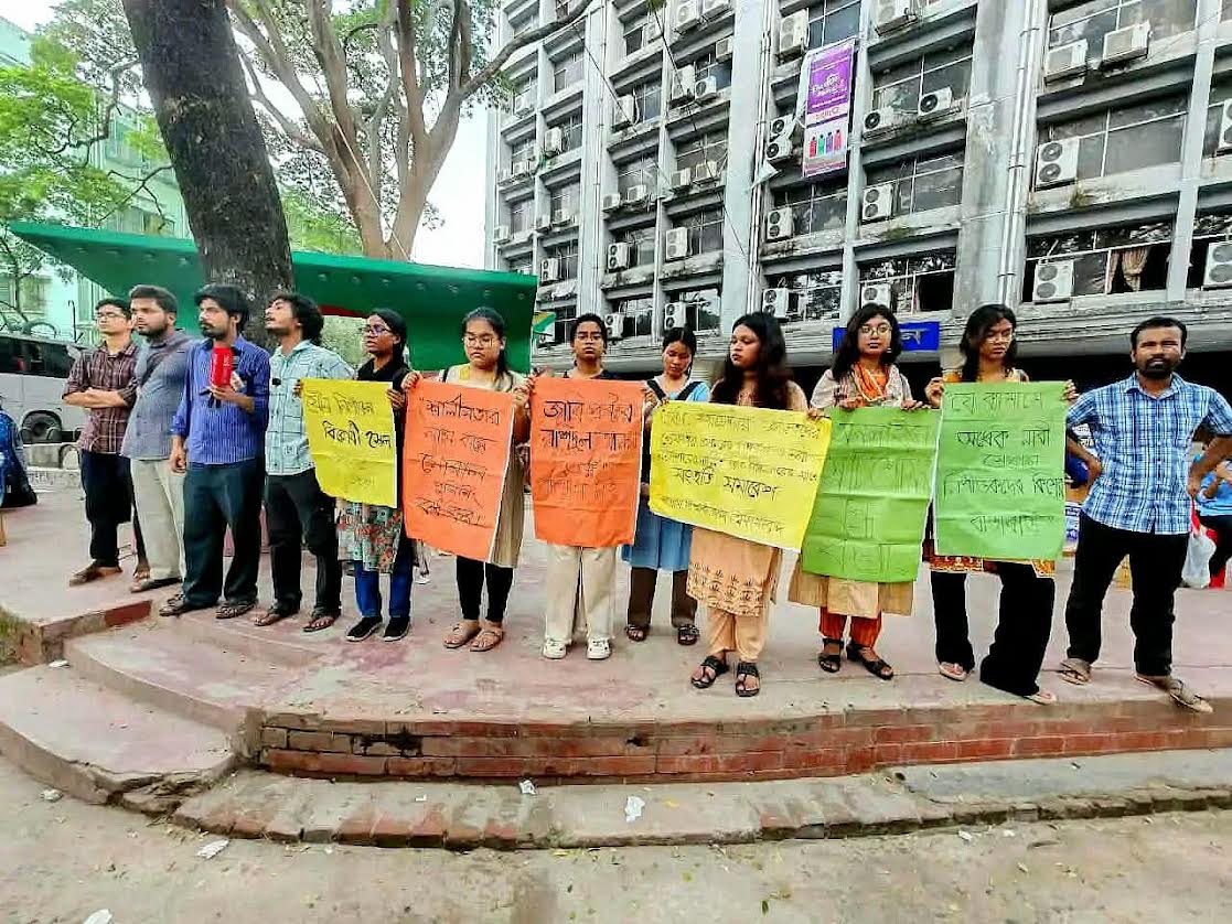 জাবিতে ধর্ষণচেষ্টার প্রতিবাদে চলমান আন্দোলন:  জবি শিক্ষার্থীদের সংহতি