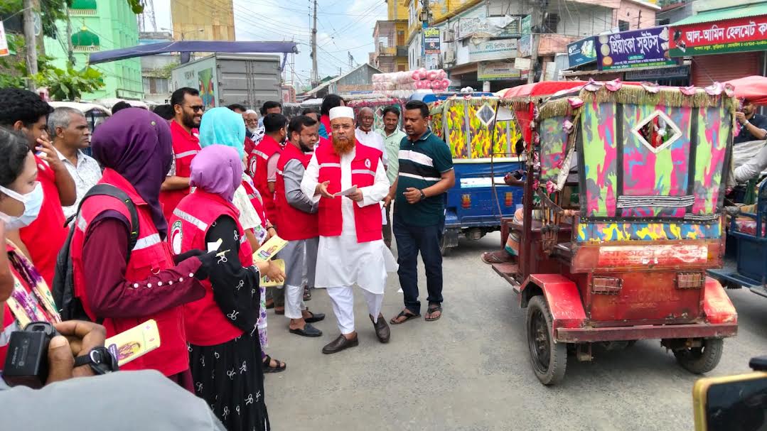 হাম-রুবেলা টিকাদান সচেতনতায় কুড়িগ্রামে রেডক্রিসেন্টের লিফলেট বিতরণ