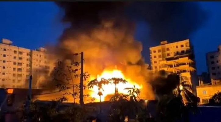কদমতলীতে ফোম কারখানায় আগুন, নিয়ন্ত্রণে ৫ ইউনিট