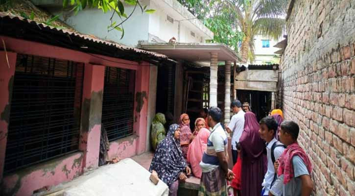 সাতক্ষীরায় অন্তঃসত্ত্বা স্ত্রীকে গলা কেটে হত্যা, স্বামী পলাতক