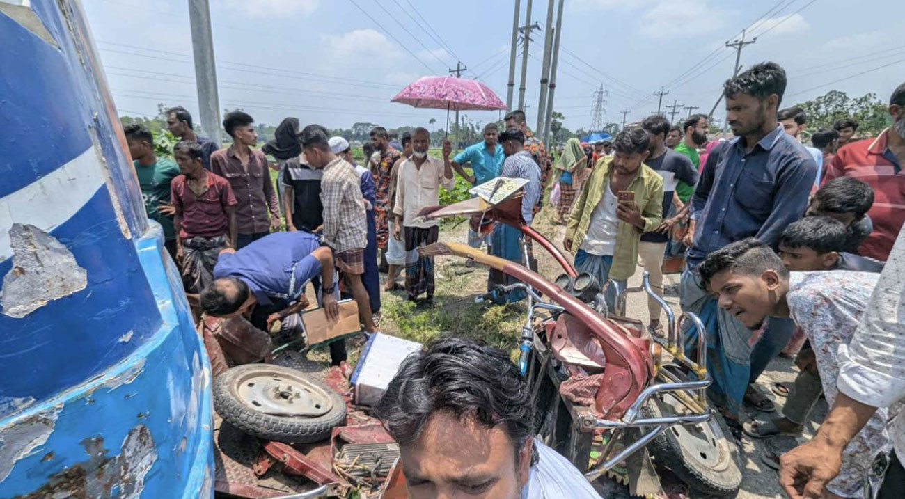 নেত্রকোনায় বাসচাপায় মা-মেয়েসহ ইজিবাইকের ৩ যাত্রী নিহত