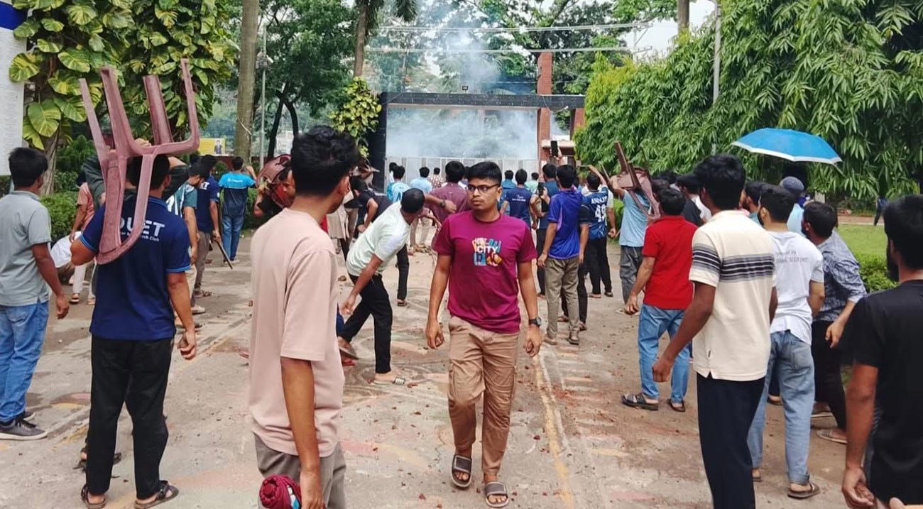 ডুয়েটে ভিসি ইস্যুতে রণক্ষেত্র, শিক্ষার্থী-বহিরাগত সংঘর্ষে আহত ১৫