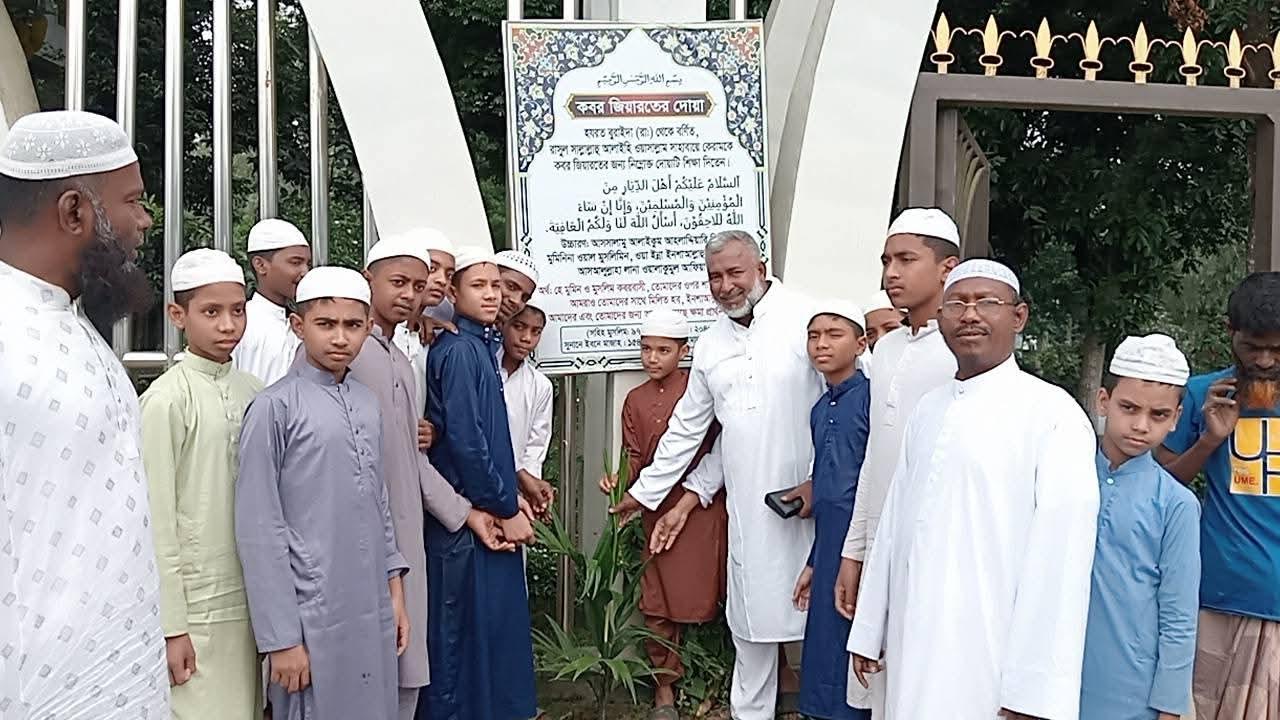 সিরাজগঞ্জ শহরকে সবুজ অয়নের জন্য রহমতগঞ্জ কবরস্থানে এলাকায় তিন শতাধিক সুপারি গাছ রোপণ করলেন হাজী মোঃ আব্দুস সাত্তার