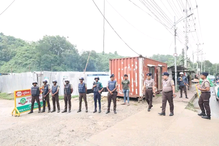 নগরীর নিরাপত্তা জোরদারে আরেফিন নগর লিংকরোড চেকপোস্ট পরিদর্শন করেন সিএমপি কমিশনার