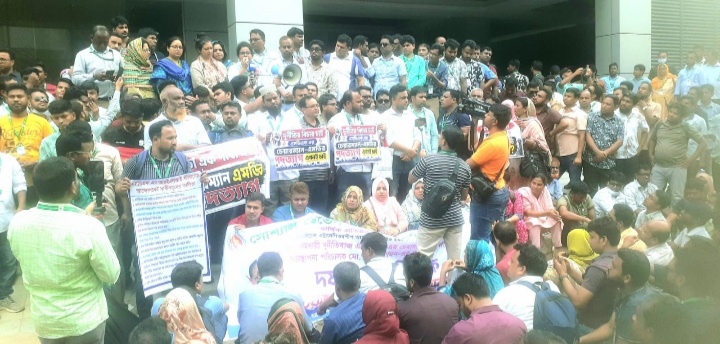 এসডিএফ-এর চেয়ারম্যান  ও ব্যবস্হাপনা পরিচালকের পদত্যাগের দাবীতে কর্মিদের প্রতিবাদ সমাবেশ অনুষ্ঠিত 