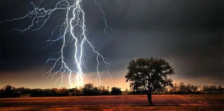 ৭ জেলায় বজ্রপাতের আশঙ্কা, সতর্ক থাকার পরামর্শ