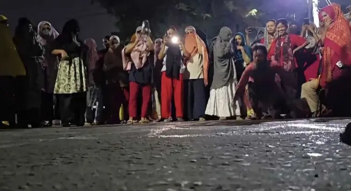 রাজনীতিমুক্ত ক্যাম্পাসের দাবিতে ইডেনে মধ্যরাতে ছাত্রীদের বিক্ষোভ