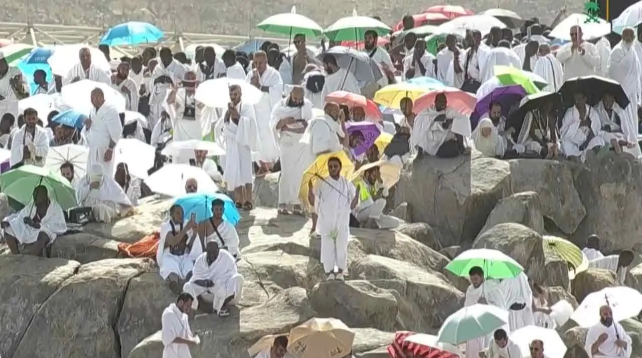 লাব্বাইক আল্লাহুম্মা লাব্বাইক ধ্বনিতে মুখরিত এখন সৌদি আরবের আরাফার ময়দান