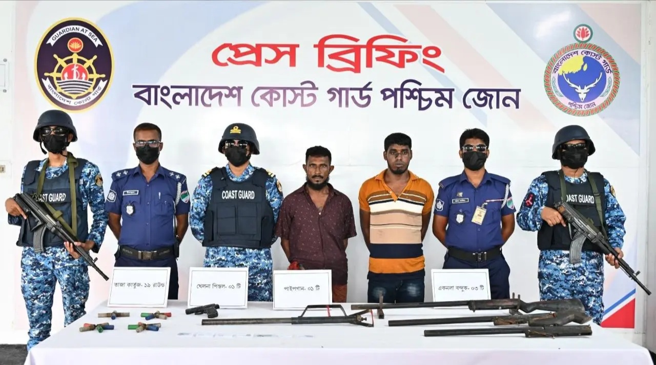 সুন্দরবনের ‘ছোট সুমন বাহিনী’র দুই সদস্য অস্ত্র-গোলাবারুদসহ আটক