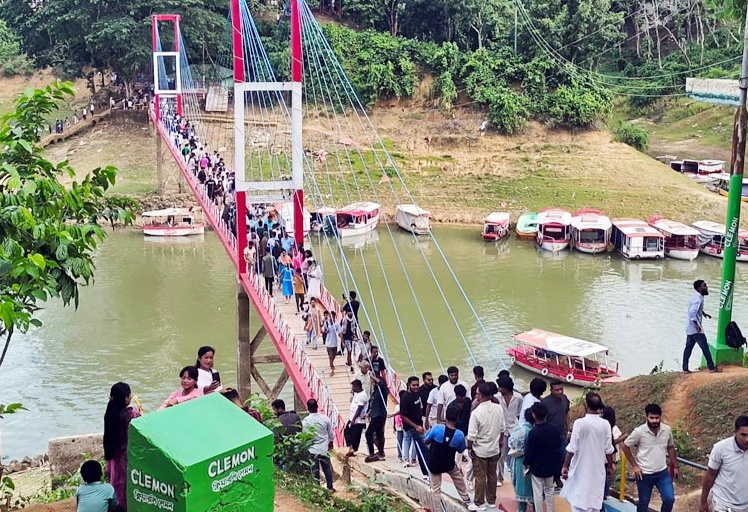 ঈদের ছুটিতে পর্যটকে মুখর রাঙামাটি
