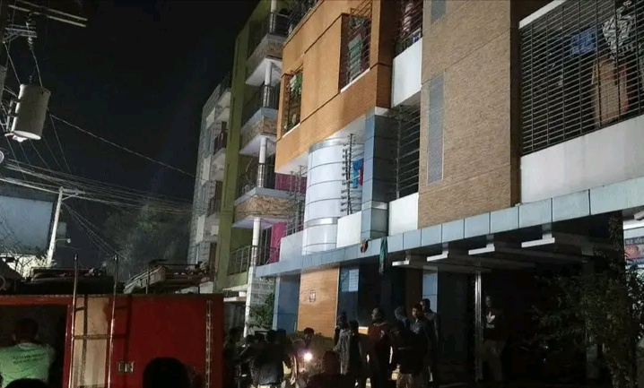 কাজির দেউড়ি একটি বাসা থেকে মনিকা আক্তার সোমা নামের এক স্কুলছাত্রীর ঝুলন্ত লাশ উদ্ধার