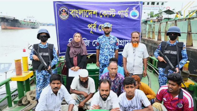 কর্ণফুলী নদীতে বন্দরের জাহাজ থেকে তেল পাচারের অভিযোগে আটক ৯