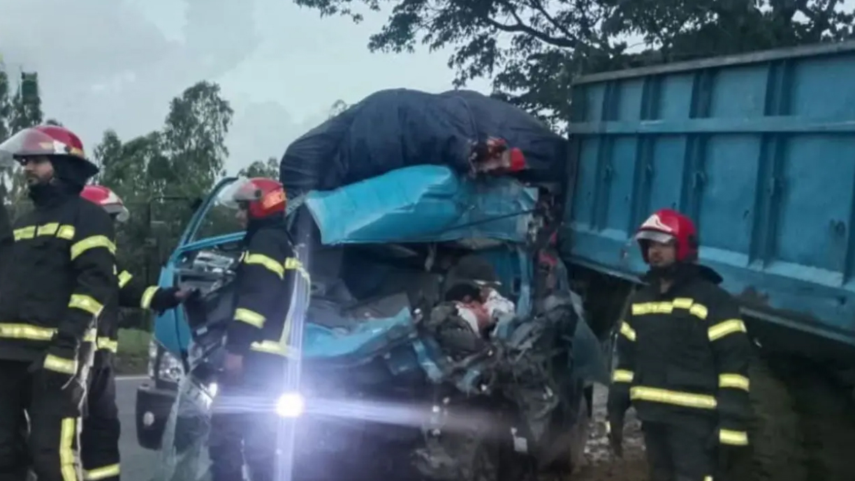 মীরসরাইয়ে দাঁড়িয়ে থাকা ট্রাকের পেছনে আরেকটির ধাক্কা, হেলপার নিহত