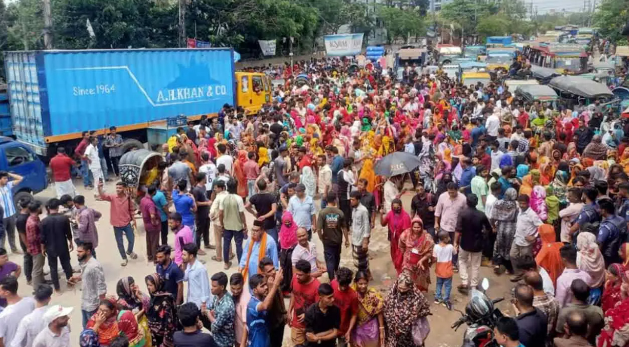 চট্টগ্রামে বকেয়া বেতনের দাবিতে সড়ক অবরোধ, যানজট-ভোগান্তি