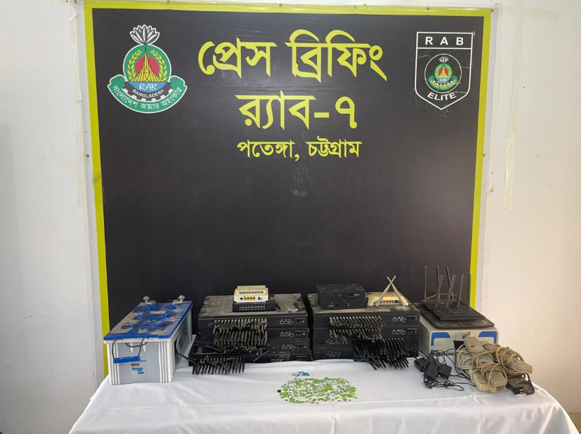চট্টগ্রামে আন্তর্জাতিক কল রাউটিং চক্রের আস্তানার সন্ধান, সরঞ্জাম উদ্ধার