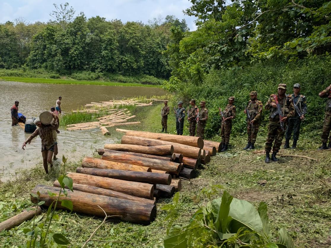 রাঙামাটিতে সেনাবাহিনীর দ্রুত অভিযানে ১৫ লাখ টাকার চুরি হওয়া গোল কাঠ উদ্ধার