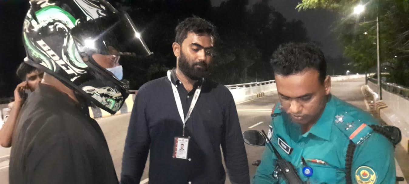 ফ্লাইওভারে বাইক নিষিদ্ধ জানতেন না ‘কথিত সাংবাদিক’, দায়িত্বরত গণমাধ্যমকর্মীদের হুমকির অভিযোগ