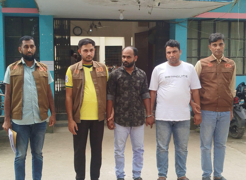 পুলিশে চাকরি দেওয়া অভিযোগে  দুই প্রতারক আটক