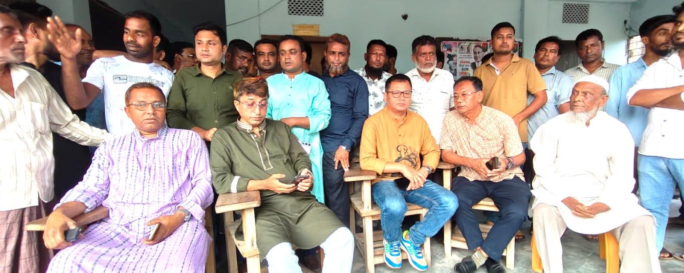 পার্বত্য মন্ত্রীর পদ থেকে পদত্যাগ স্থগিতের দাবিতে নেতাকর্মীর বিক্ষোভ সমাবেশ
