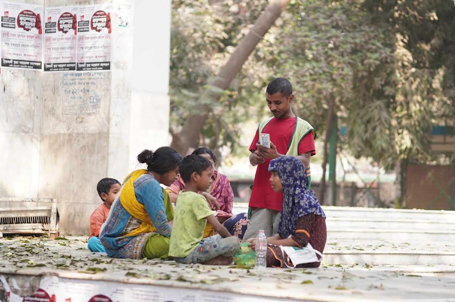 রাজধানীর ভিক্টোরিয়া পার্কে আশ্রয়হীন পথশিশুদের রাত্রিযাপন